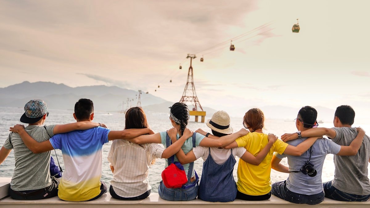 Grupo de amigos viajando juntos ao pôr do sol