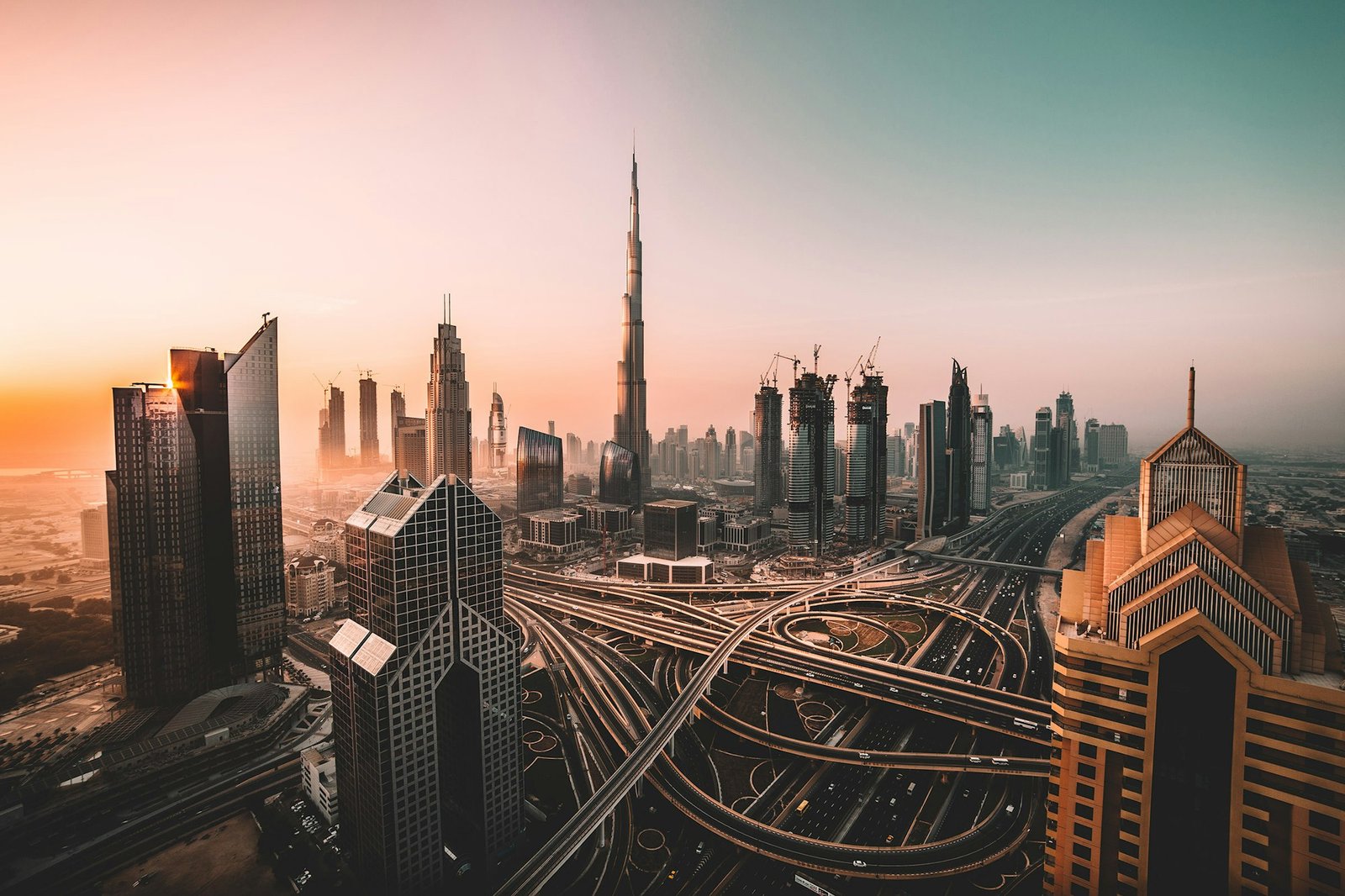 Horizonte de Dubai ao amanhecer